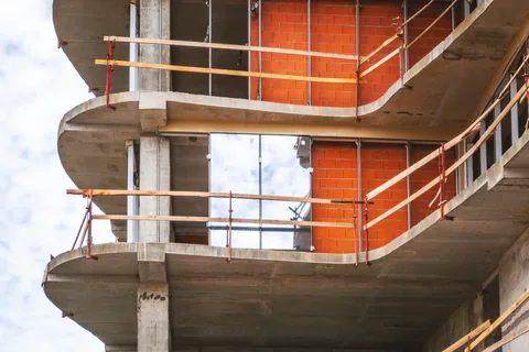 Монолитный ярус в опалубке, кладка стен